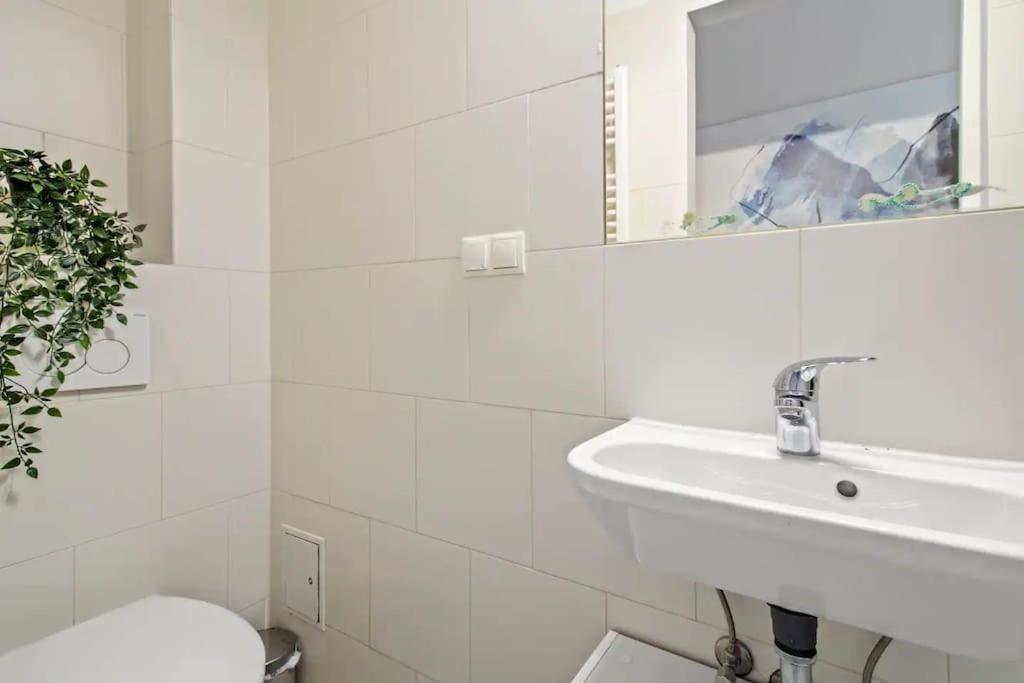 Next To Main Station I Shopping Street I Fast Wifi Apartment